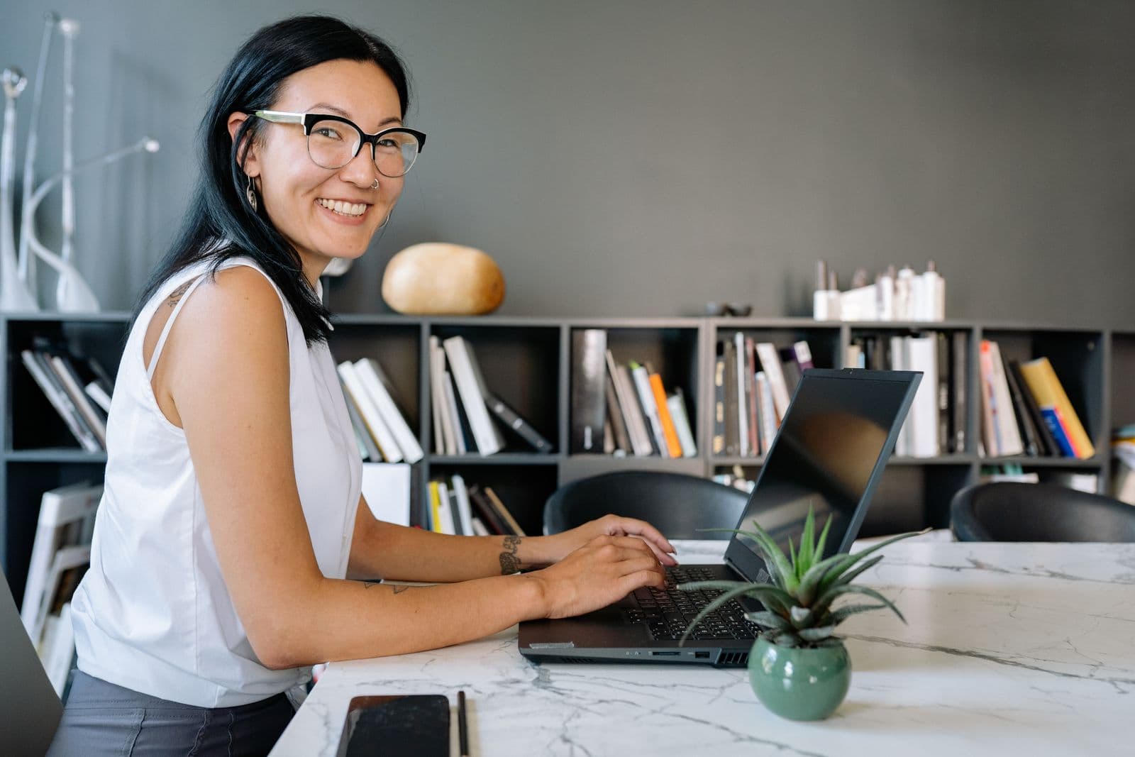 How to Build a Strong LinkedIn Profile That Attracts Recruiters